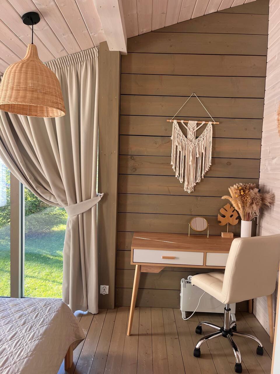 Рабочее место в спальне